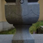 Pot de fleur en pierre à moitié nettoyé Pot de fleur en pierre à moitié nettoyé