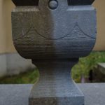 Pot de fleur en pierre à moitié nettoyé Pot de fleur en pierre à moitié nettoyé