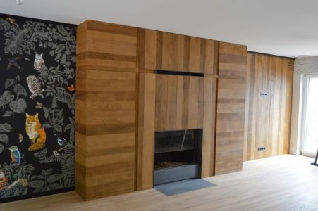 Habillage de cheminée en chêne avec rangements intégrés Habillage de cheminée