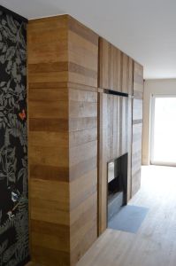 Habillage de cheminée en chêne avec rangements intégrés Habillage de cheminée