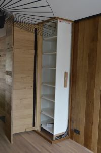 Habillage de cheminée en chêne avec rangements intégrés Habillage de cheminée