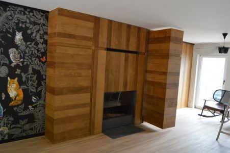Habillage de cheminée en chêne avec rangements intégrés Habillage de cheminée