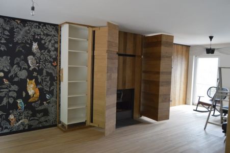 Habillage de cheminée en chêne avec rangements intégrés Habillage de cheminée