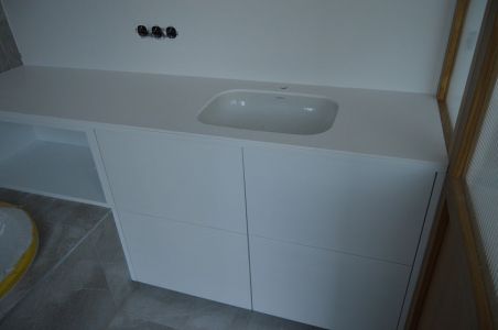 Meuble de salle de bain avec tablette en corian, le reste du meuble est laqué Meuble de salle de bain avec tablette en corian, le reste du meuble est laqué