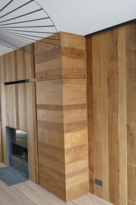 Habillage de cheminée en chêne avec rangements intégrés Habillage de cheminée