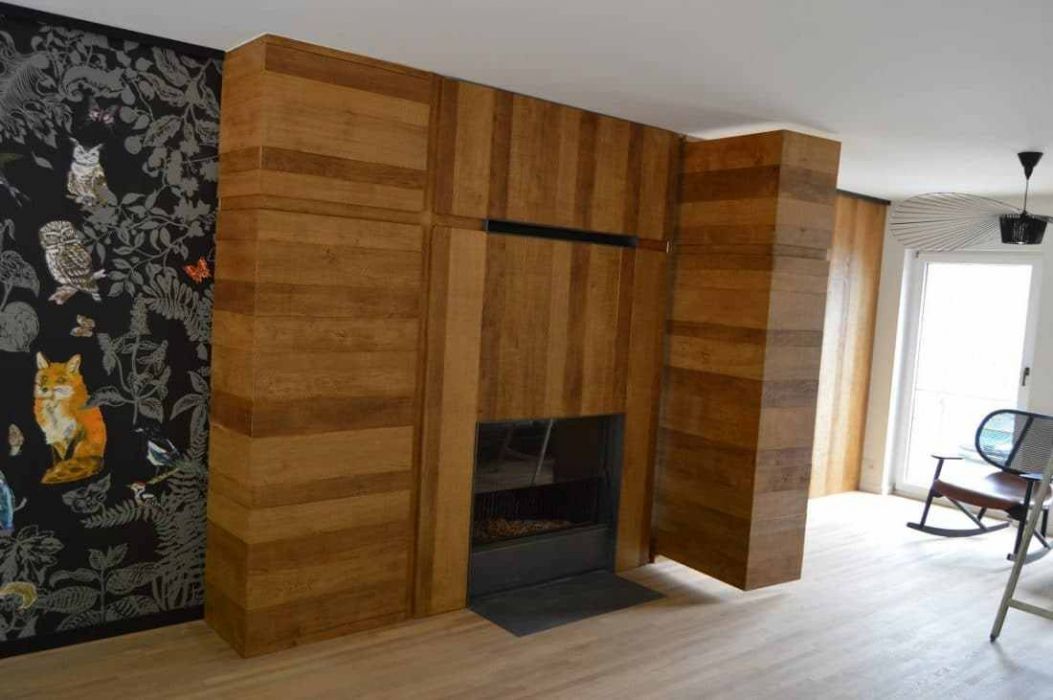 Habillage de cheminée en chêne avec rangements intégrés Habillage de cheminée