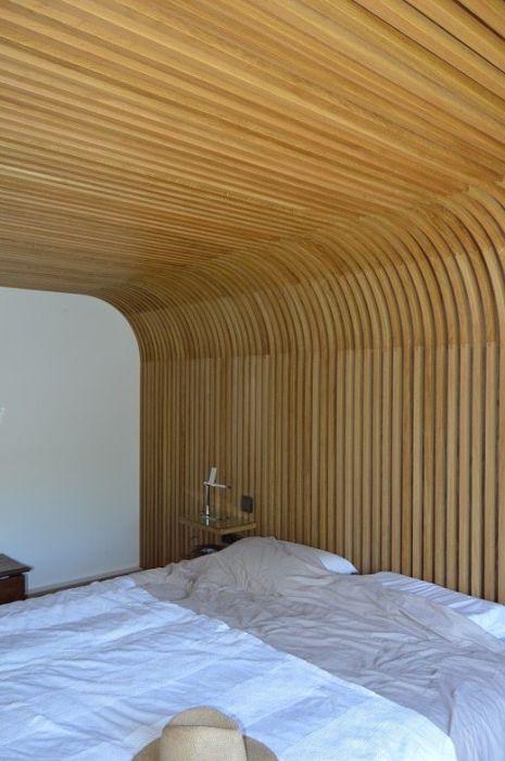 Habillage de mur se prolongeant au plafond et faisant office de tête de lit Habillage de mur se prolongeant au plafond et faisant office de tête de lit